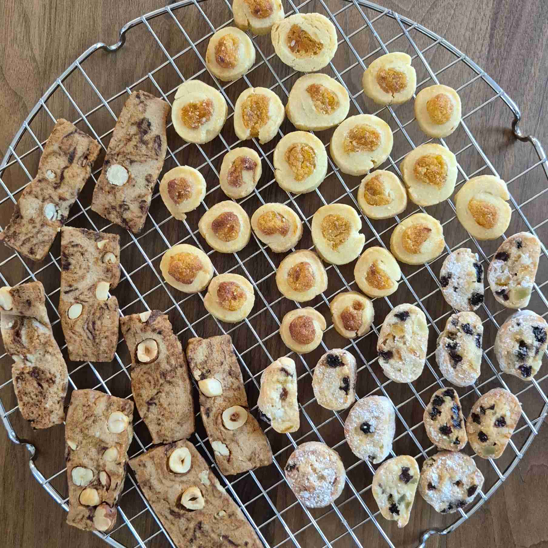 Weihnachtskekse auf einem Gitter