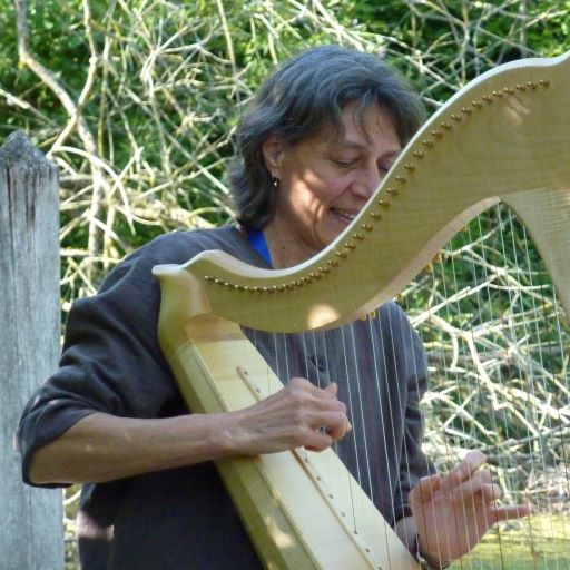 Karin Gunai spielt Harfe.