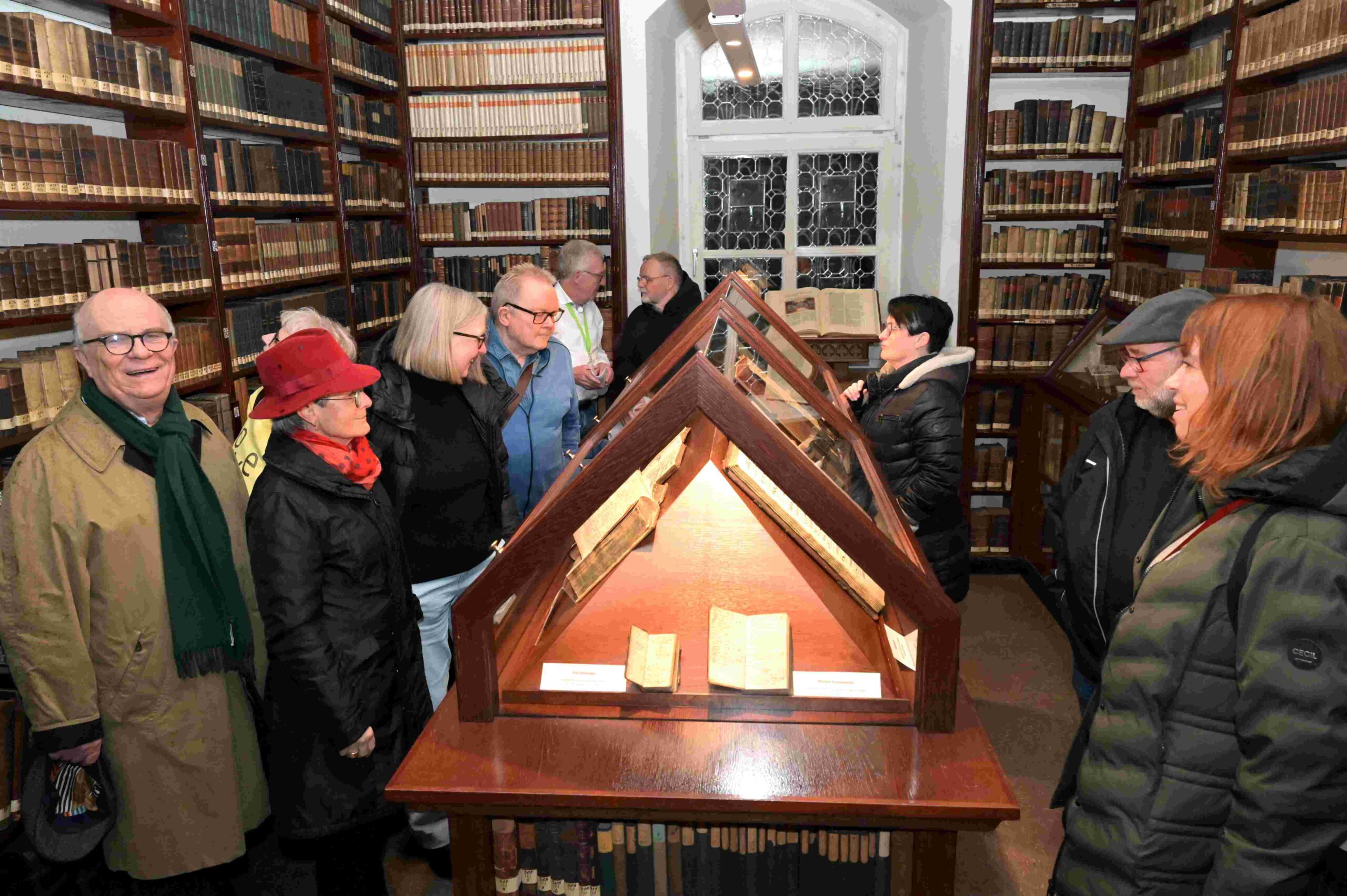 Viele Gäste nutzten die Gelegenheit bei „Kloster im Licht“ auch die historische Bibliothek zu besuchen.