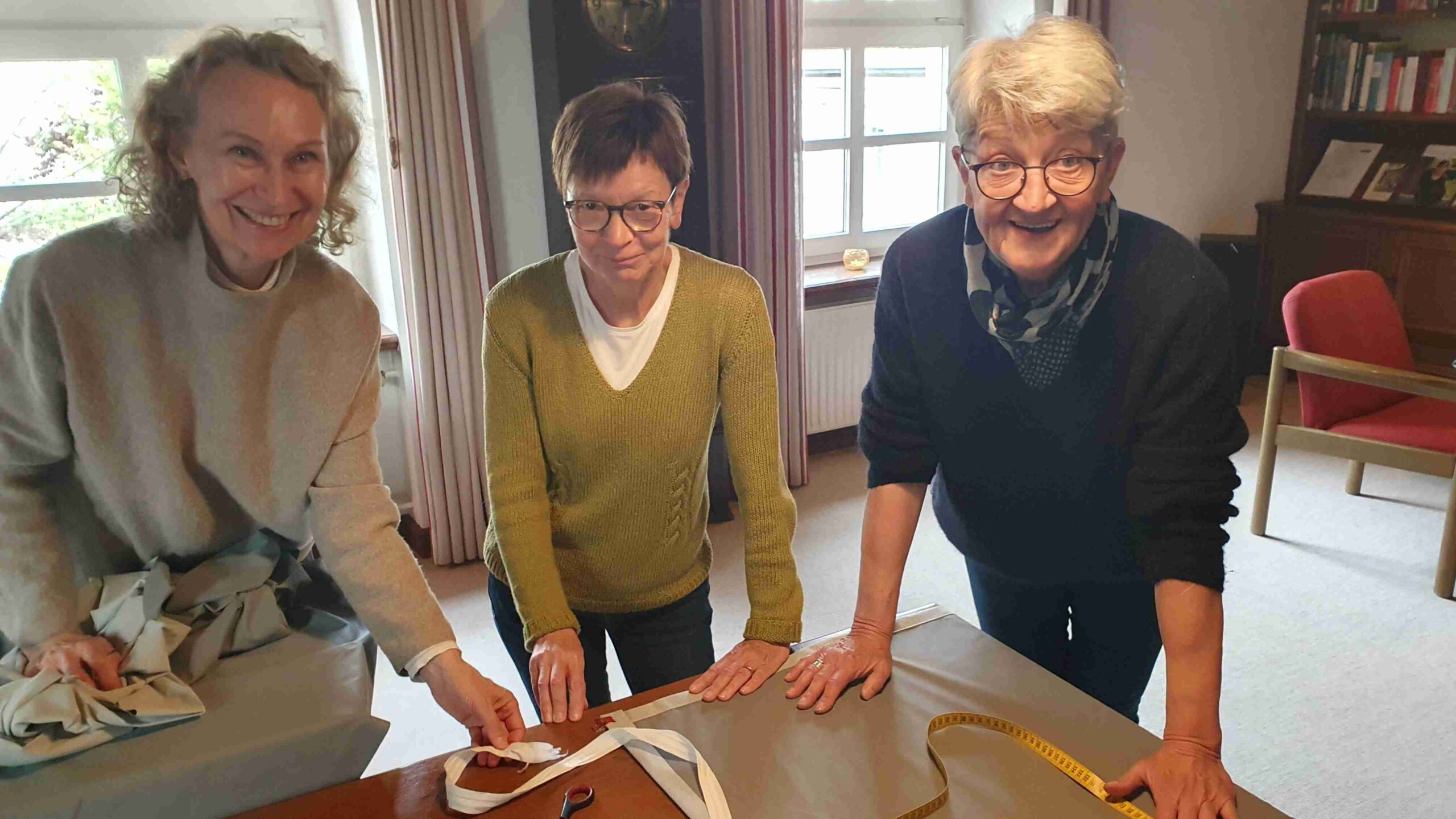 Sabine, Maria und Rita beim Vorbereiten für die Näharbeiten