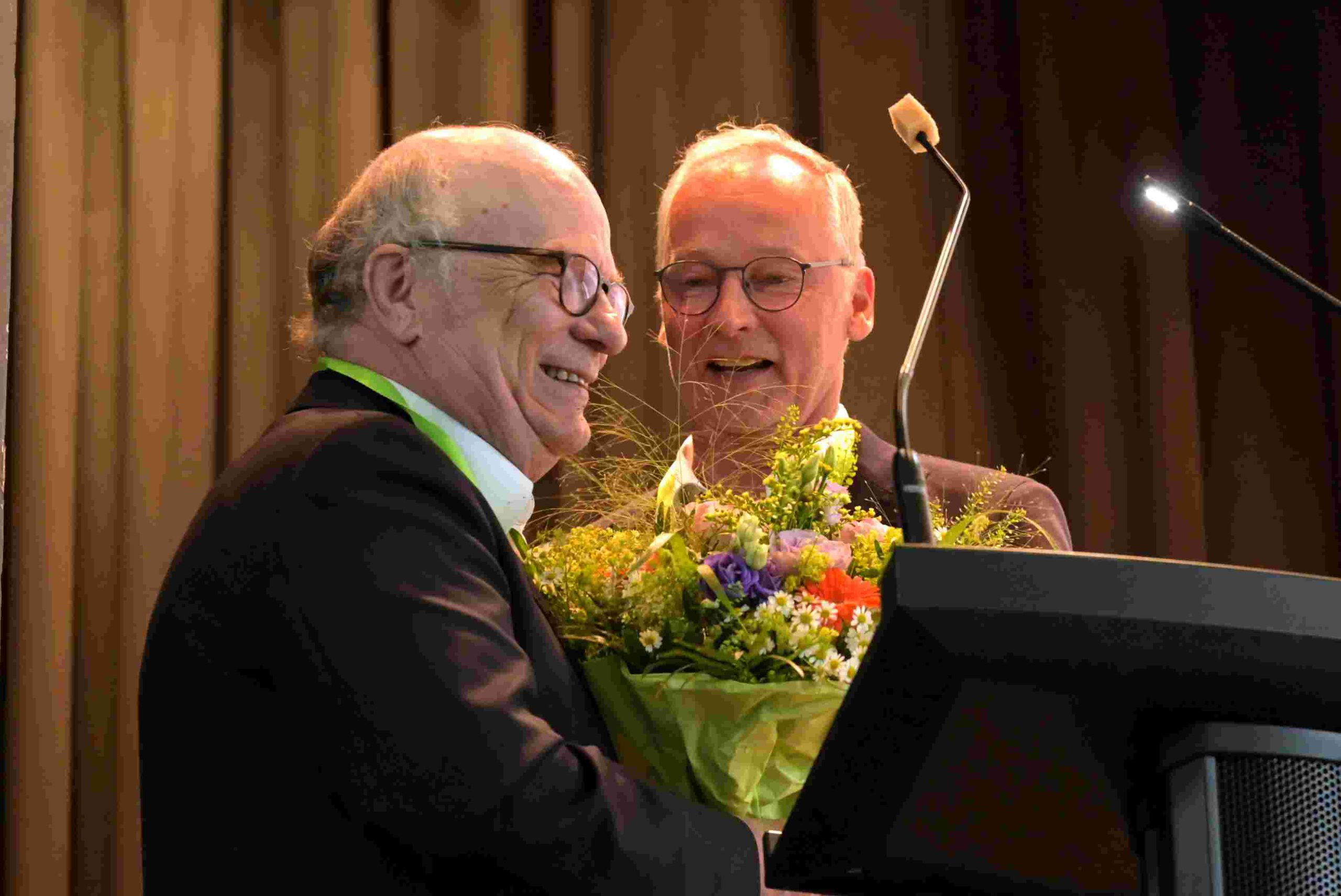 Dr. Heiner Wortmann überreicht Peter Bole zur Verabschiedung einen Blumenstrauß