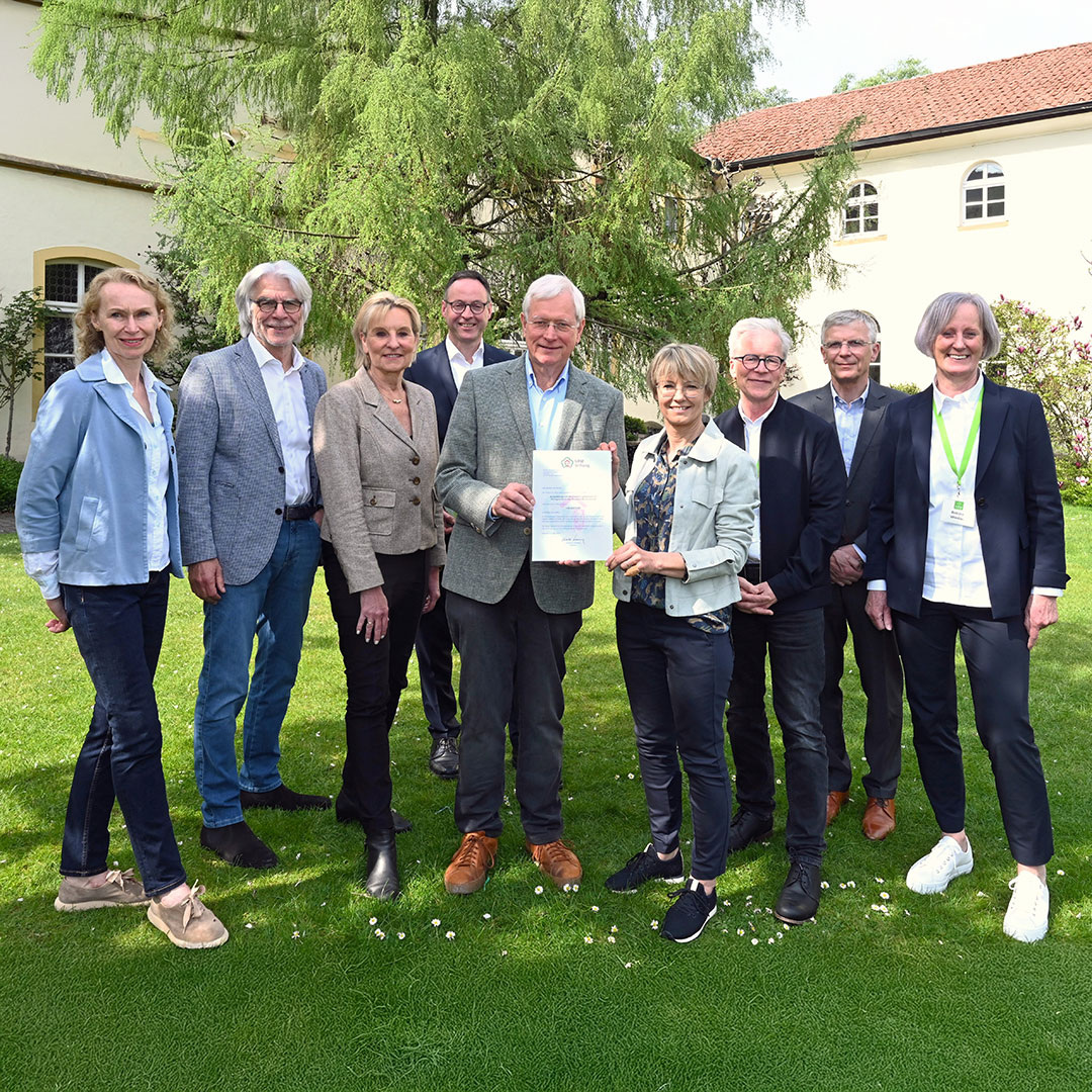 NRW Stiftung übergibt Förderzusage für Dachbodenausstattung-Gruppenbild