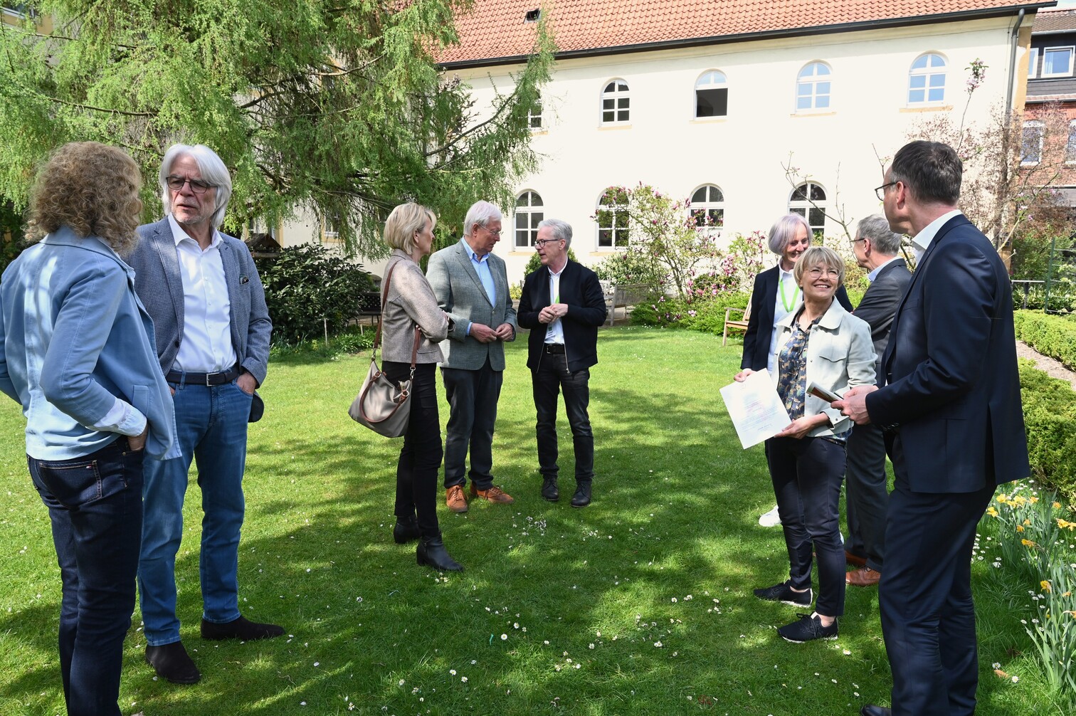 20250414 NRW Stiftung Übergabe Förderzusage an Kloster WD_lockere Gruppe DSC_4118-low