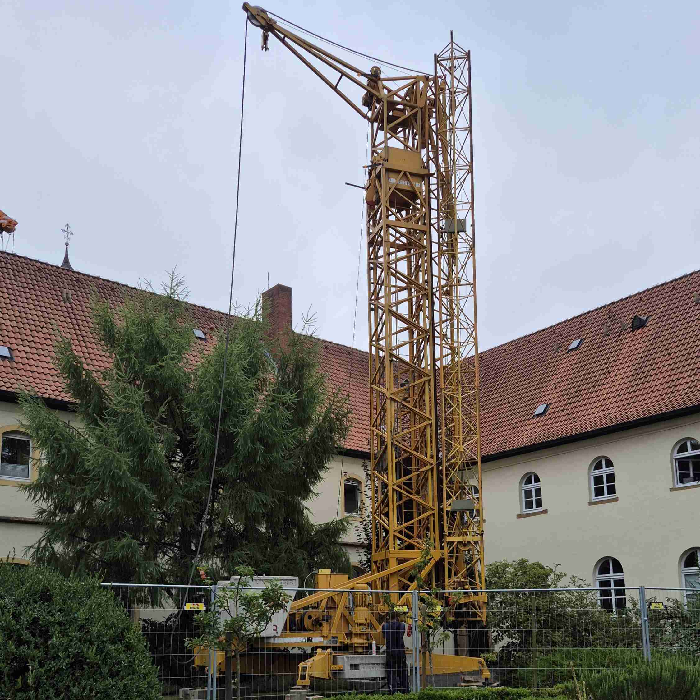 Kran steht im Klostergarten