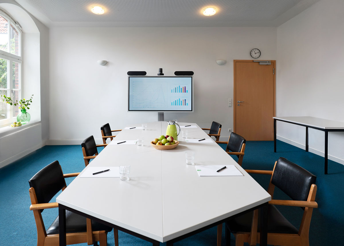 Konferenzraum-Rosenblick-Kloster-Wiedenbrueck-schmaler-Tisch Workshopräume Kloster Wiedenbrück