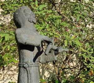 Skulptur Geiger im Klostergarten Wiedenbrück